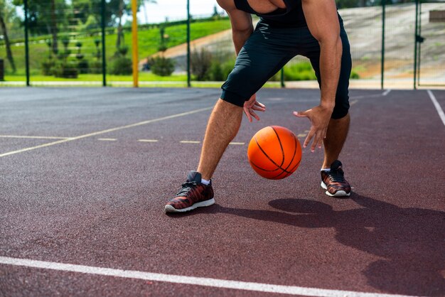 Mann, der Basketballtricks tut