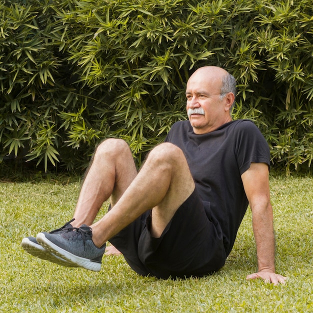 Mann, der Cardio-Übungen im Park macht