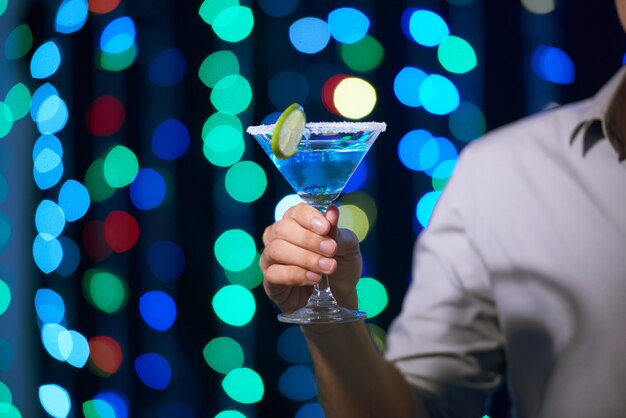 Mann, der Cocktail an der Party genießt