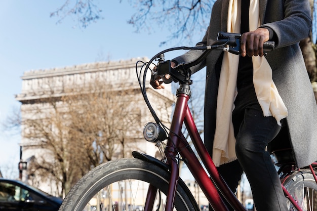 Mann, der das fahrrad in der stadt in frankreich fährt