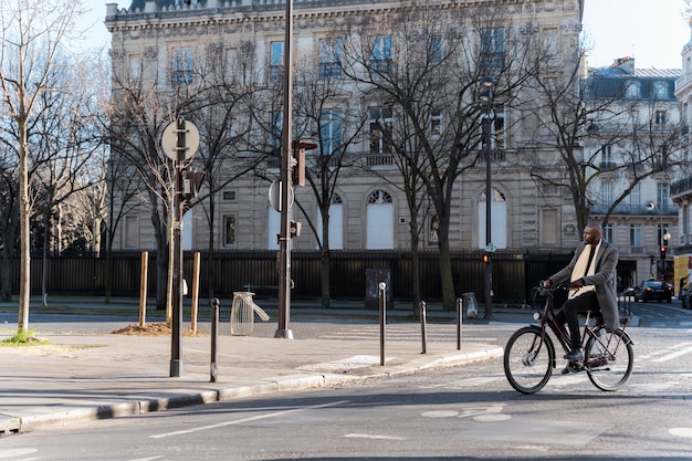 Mann, der das fahrrad in der stadt in frankreich fährt