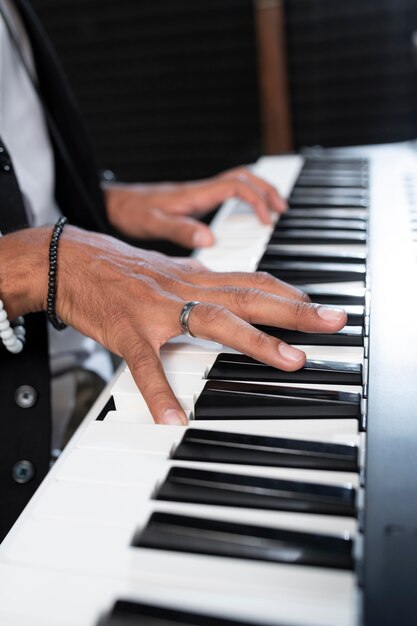 Mann, der das Klavier bei einer Radiosender-Nahaufnahme spielt