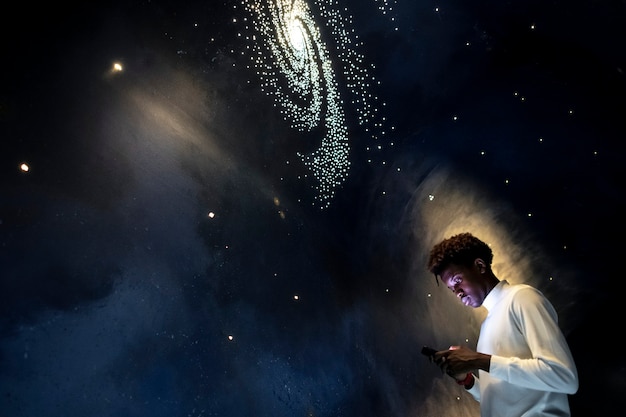Mann, der das Universum in einem Planetarium erlebt