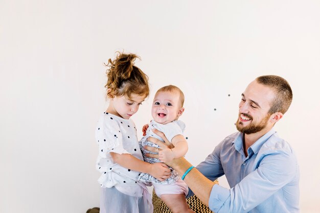 Mann, der dem Mädchen Baby gibt