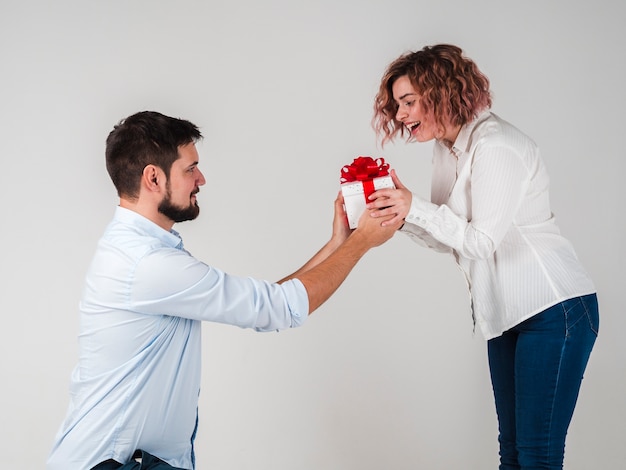 Mann, der der Frau Geschenk für Valentinsgrüße gibt