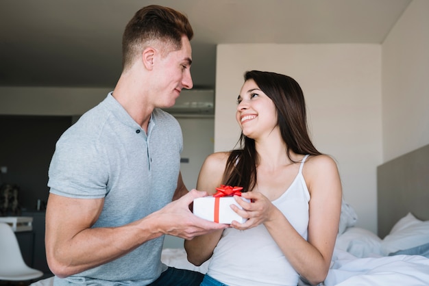 Mann, der der Frau kleine Geschenkbox gibt