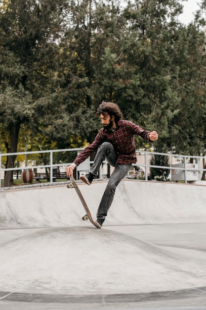 Kostenloses Foto mann, der draußen skateboard reitet