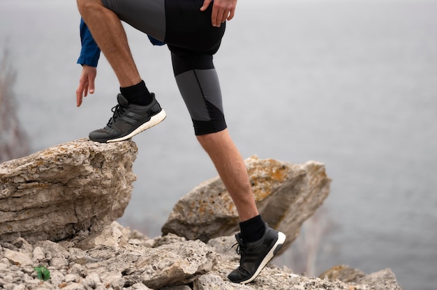 Kostenloses Foto mann, der durch felsen geht