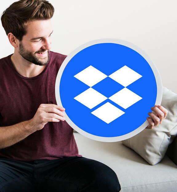 Mann, der ein Dropbox Logo hält