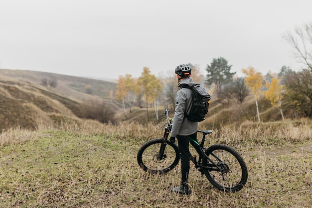 Mann, der ein Fahrrad auf Bergweg reitet