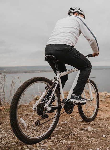 Mann, der ein Fahrrad draußen reitet