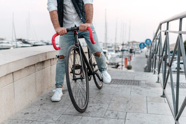 Mann, der ein Fahrrad in der Stadt reitet