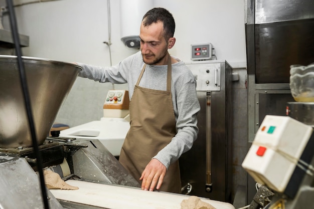 Mann, der ein frisches Brot backt