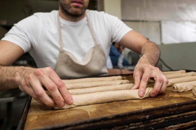 Mann, der ein frisches Brot backt