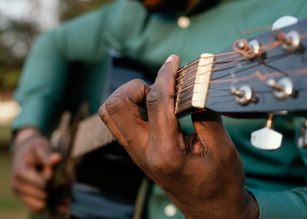 Mann, der ein Instrument am internationalen Jazz-Tag spielt