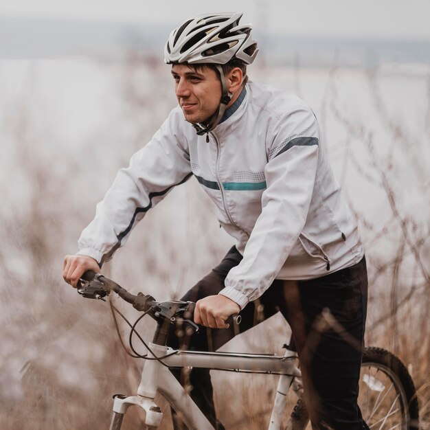 Mann, der ein Mountainbike in spezieller Ausrüstung reitet