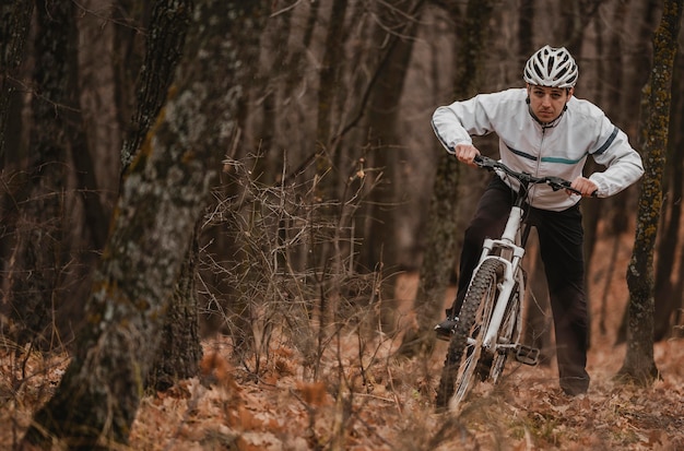 Mann, der ein Mountainbike mit Kopienraum reitet