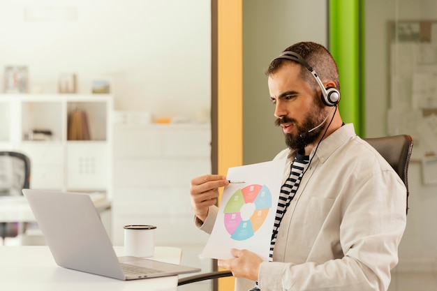 Mann, der ein Online-Treffen für die Arbeit hat