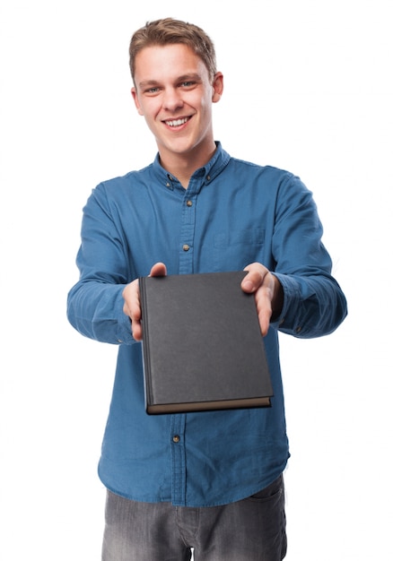Mann, der ein schwarzes Buch Gabe
