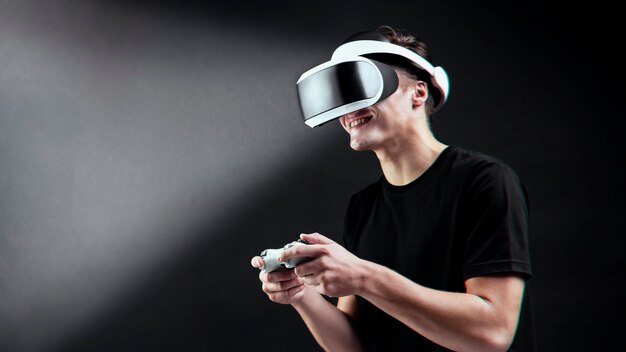 Mann, der ein Spiel mit VR-Headset Virtual-Reality-Erfahrung spielt