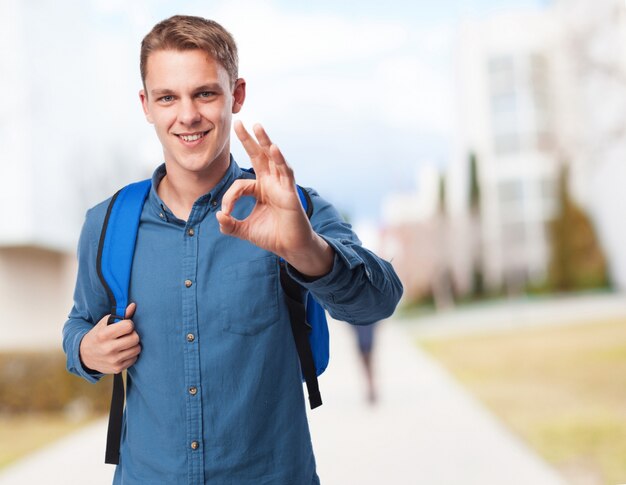 Mann, der eine ok mit seiner Hand zu tun