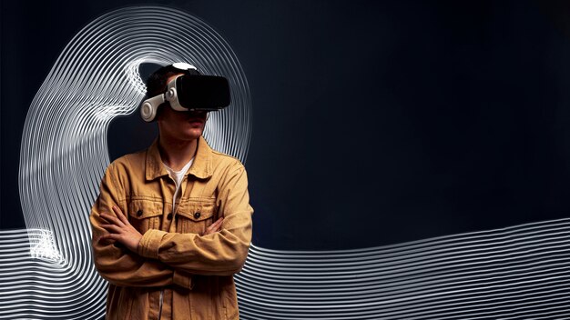 Mann, der eine Virtual-Reality-Brille mit Spezialeffekten um sich herum trägt