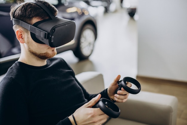 Mann, der eine VR-Brille benutzt und mit ihr spielt