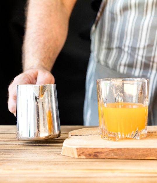 Mann, der einen Orangensaft macht