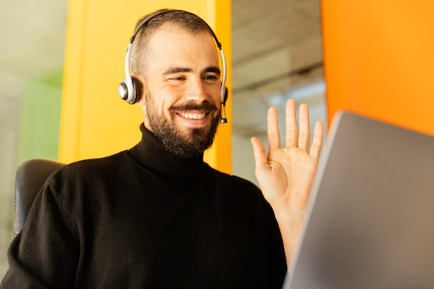 Mann, der einen Videoanruf für Arbeit hat