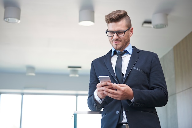 Mann, der einige wichtige Dokumente am Telefon überprüft