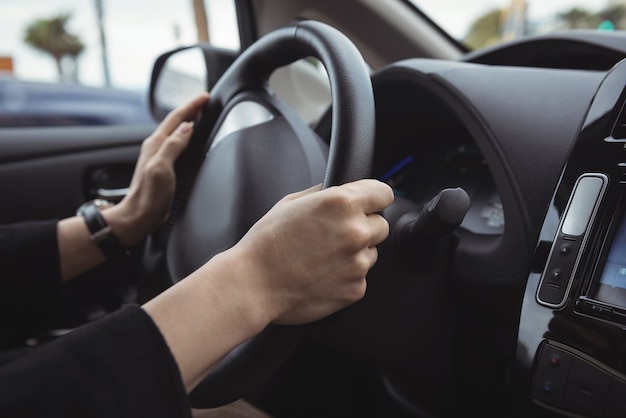 Mann, der Elektroauto fährt