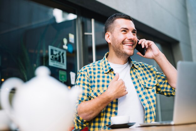 Mann, der emotional am Telefon im Café spricht