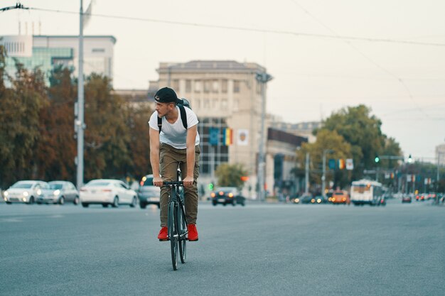 Mann, der Fahrrad in der Stadtstadt hält Hände am Lenker hält
