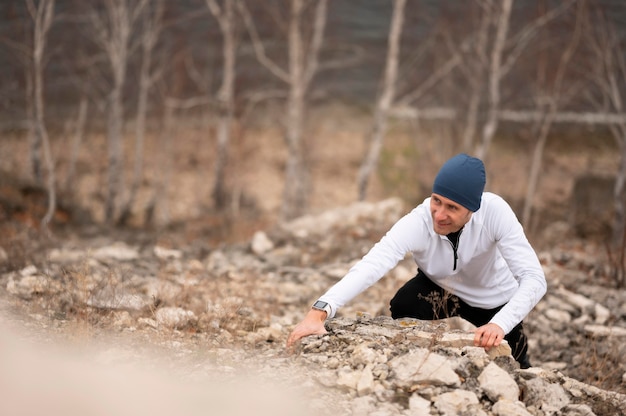 Mann, der Felsen in der Natur klettert