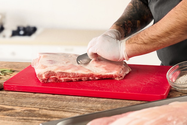 Mann, der fleischsteak auf küche kocht