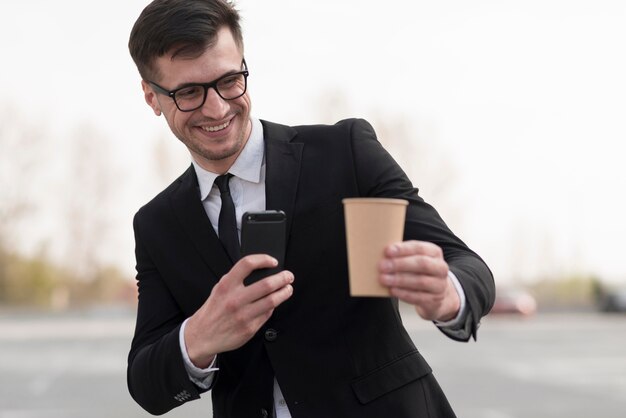 Mann, der Foto der Kaffeetasse nimmt