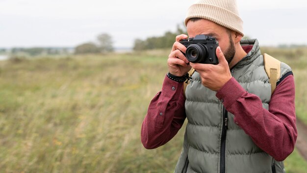 Kostenloses Foto mann, der fotos in der natur macht