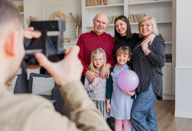 Mann, der Fotos mit Kamera Nahaufnahme macht