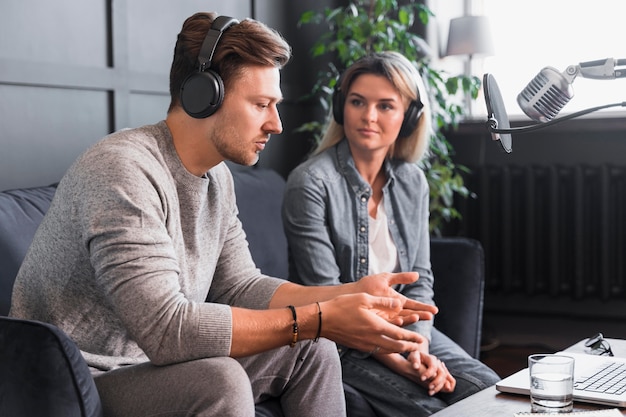 Kostenloses Foto mann, der frau im büro interviewt