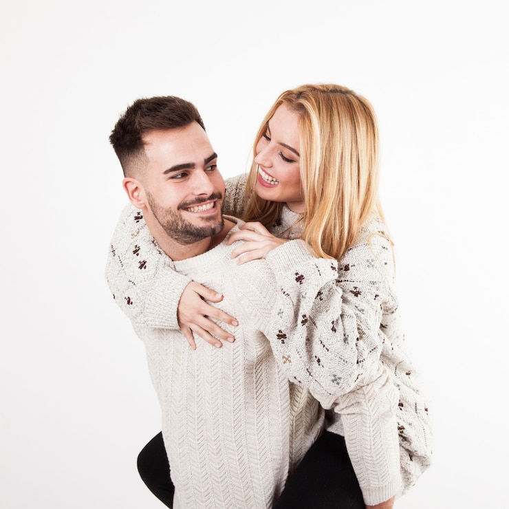 Kostenlose Foto mann, der frau piggybackfahrt gibt