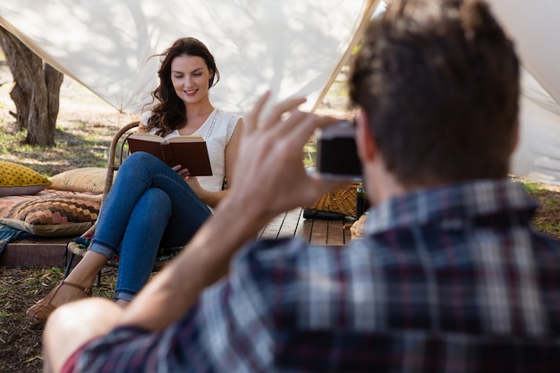 Mann, der Frauenlesebuch fotografiert