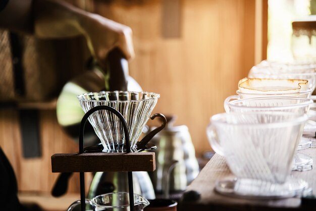 Mann, der frischen Kaffee des Tropfens in der Weinlesekaffeestube macht