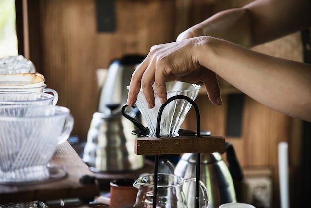 Mann, der frischen Kaffee des Tropfens in der Weinlesekaffeestube macht