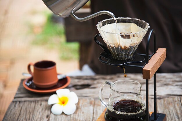 Mann, der frischen Kaffee des Tropfens in der Weinlesekaffeestube macht