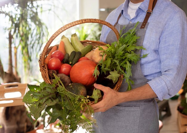 Mann, der Gemüse in seinem Indoor-Garten anbaut