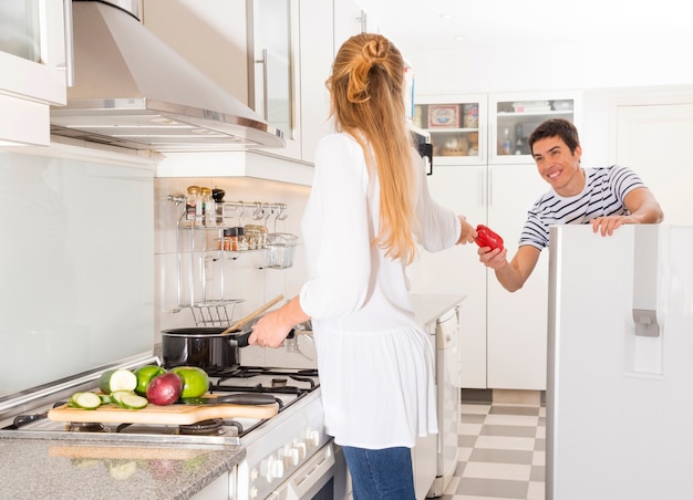 Mann, der Gemüse zu ihrer Frau vorbereitet Lebensmittel in der Küche vorbereitet