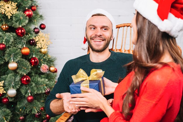 Mann, der Geschenk von der Frau nimmt