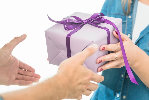 Kostenloses Foto mann, der geschenkbox von seiner freundin empfängt