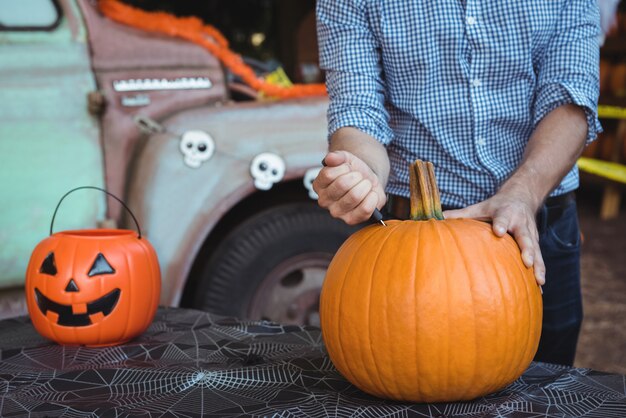 Mann, der Halloween vorbereitet