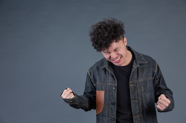 Mann, der handgeste im studio hinter dem aufstellen zeigt